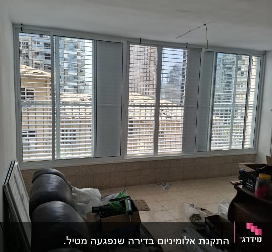 חלונות אלומיניום עם תריסים בחדר ריק
